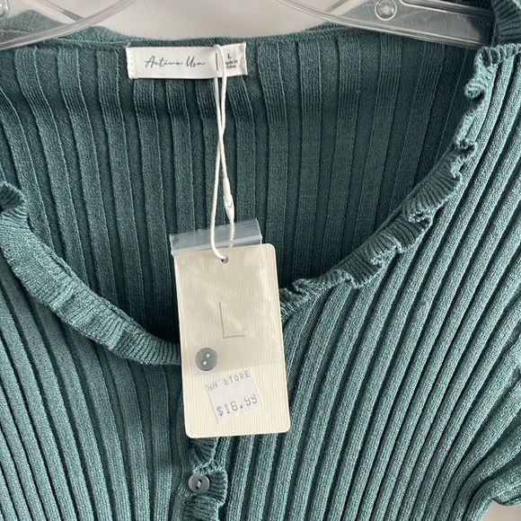 NWT Active USA Women’s Green Button Up Cropped Long Sleeve w/ Ruffle Accent - L - Picture 2 of 4